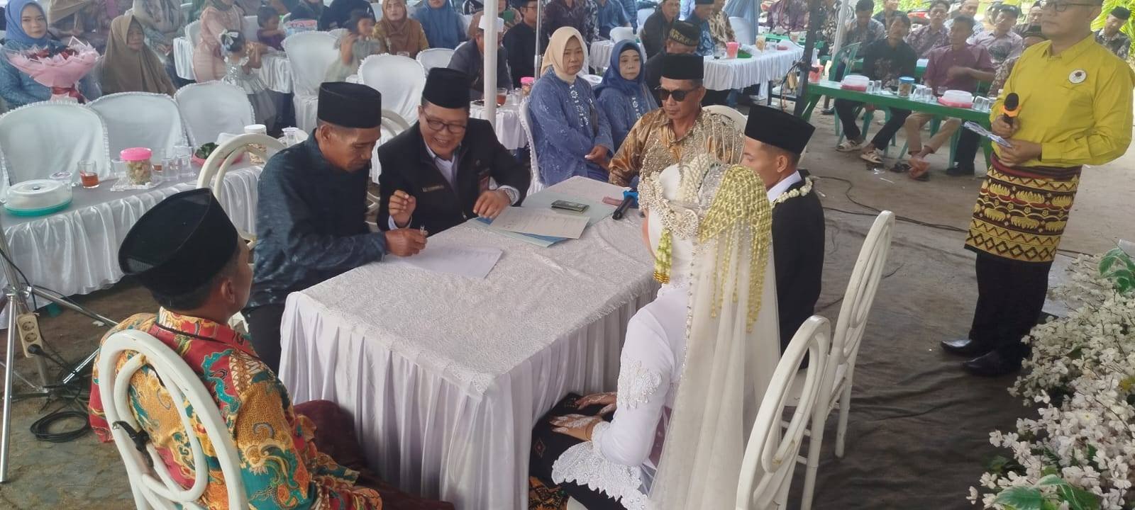 Penghulu KUA Pasir Sakti Catat Pernikahan Imam-Klara