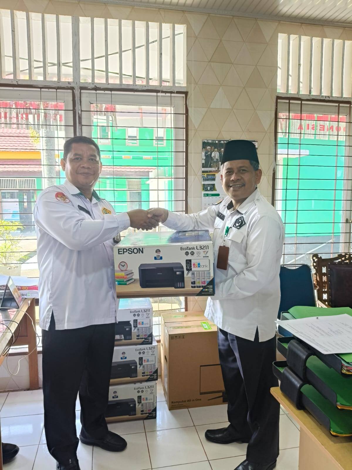 Dukung Kinerja, Kasi Bimas Islam Serahkan Printer Kepada Ka. KUA Rokan IV Koto