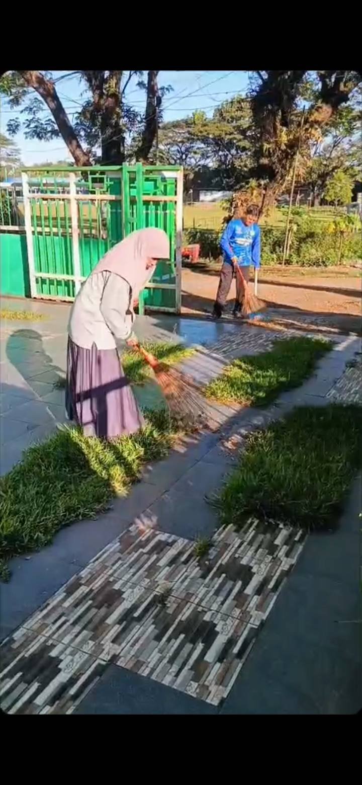 GEMAH ASRI sebagai Wujud Komitmen KUA Bantimurung dalam Menjaga Kebersihan dan Keindahan Kantor
