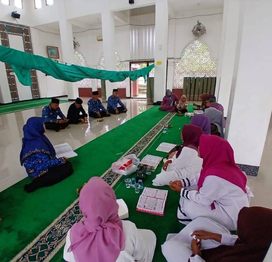 Menjemput Berkah Al-Qur’an, KUA STM Hilir dan Masyarakat Desa Sumbul Gelar Khataman Al-Qur’an Penuh Khidmat