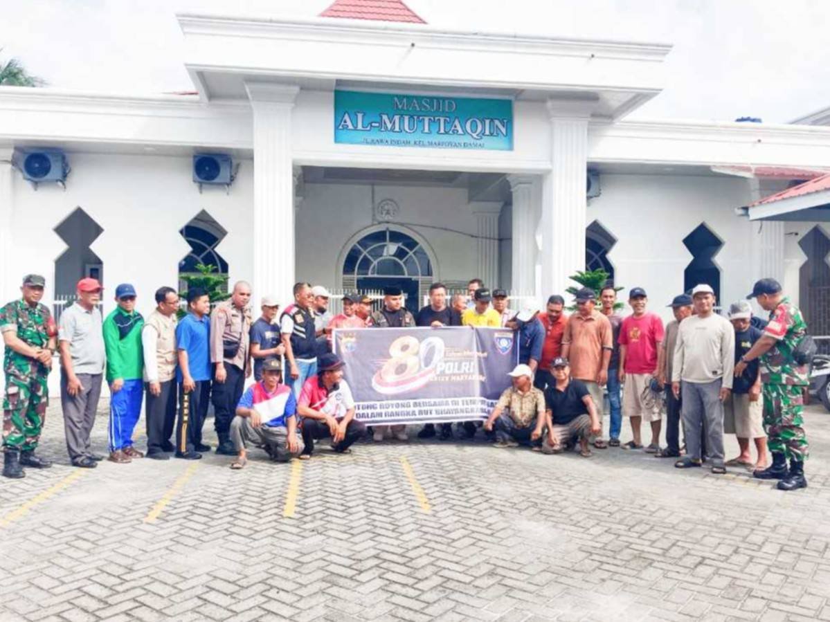 KUA Bersama Pemerintah Kecamatan Marpoyan Damai Gelar Bersih-bersih Masjid Tahun Baru Islam 1448H