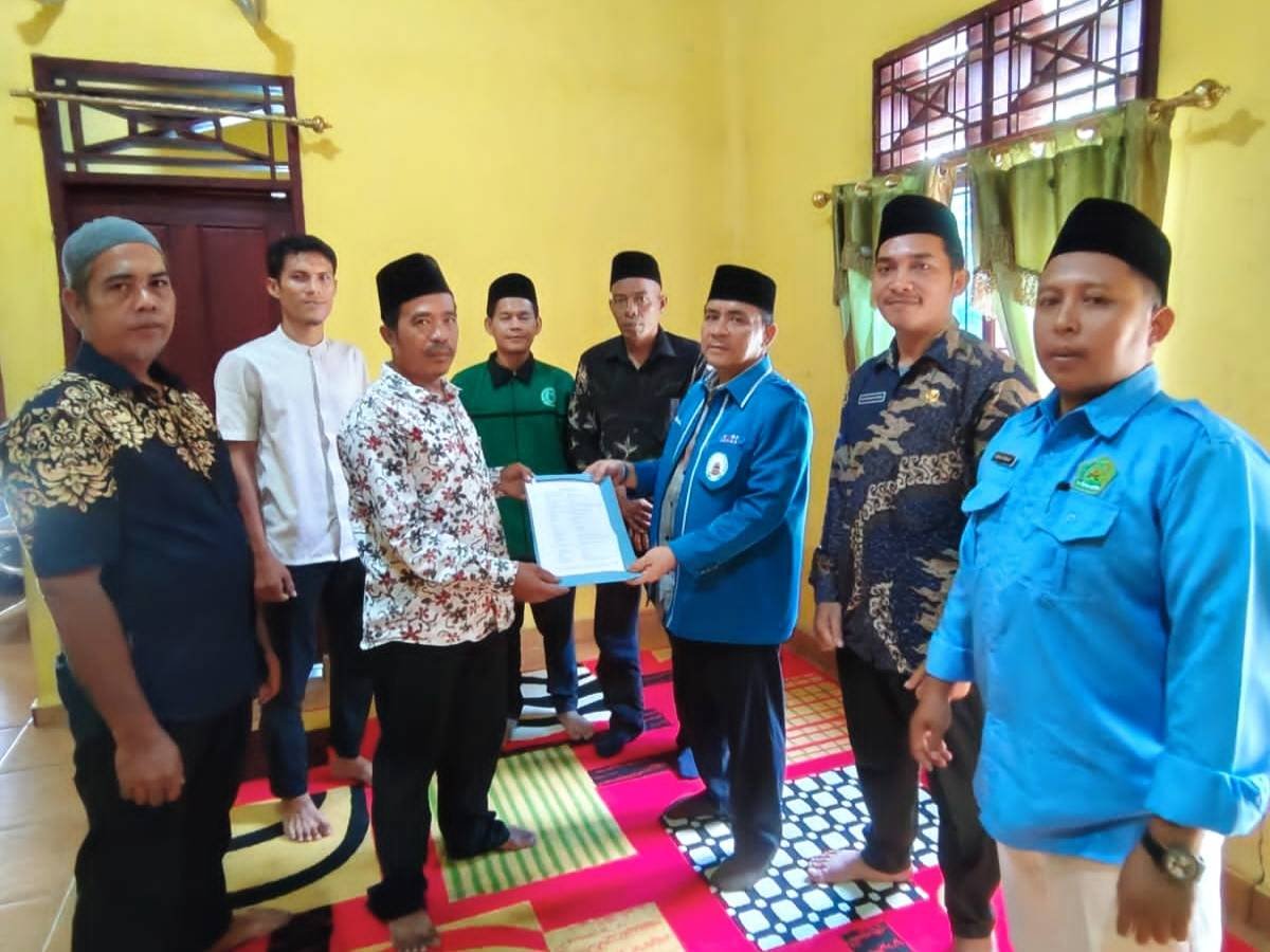Plt. Kepala KUA Aek Nabara Barumun Serahkan Sertifikat Ikrar Wakaf kepada BKM Baiturrohman Sipagabu