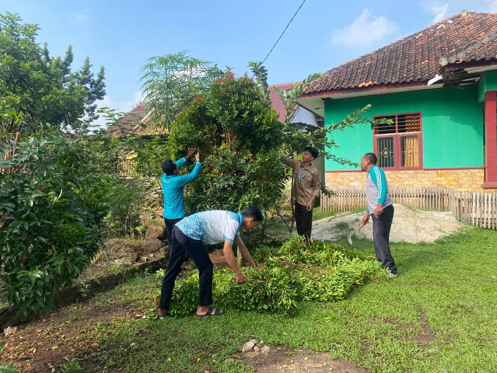 Jumat Bersih, KUA Mataram Baru Wujudkan Lingkungan Kerja Asri dan Nyaman