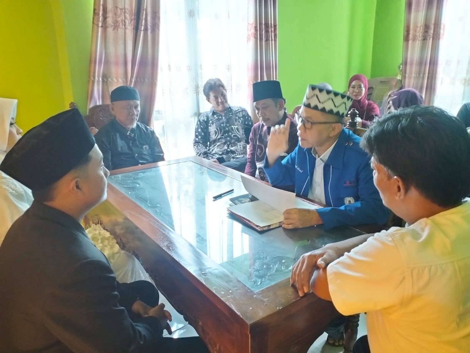 Kepala KUA Purbolinggo Catat Pernikahan Ade Irvan dan Dewi Fortuna