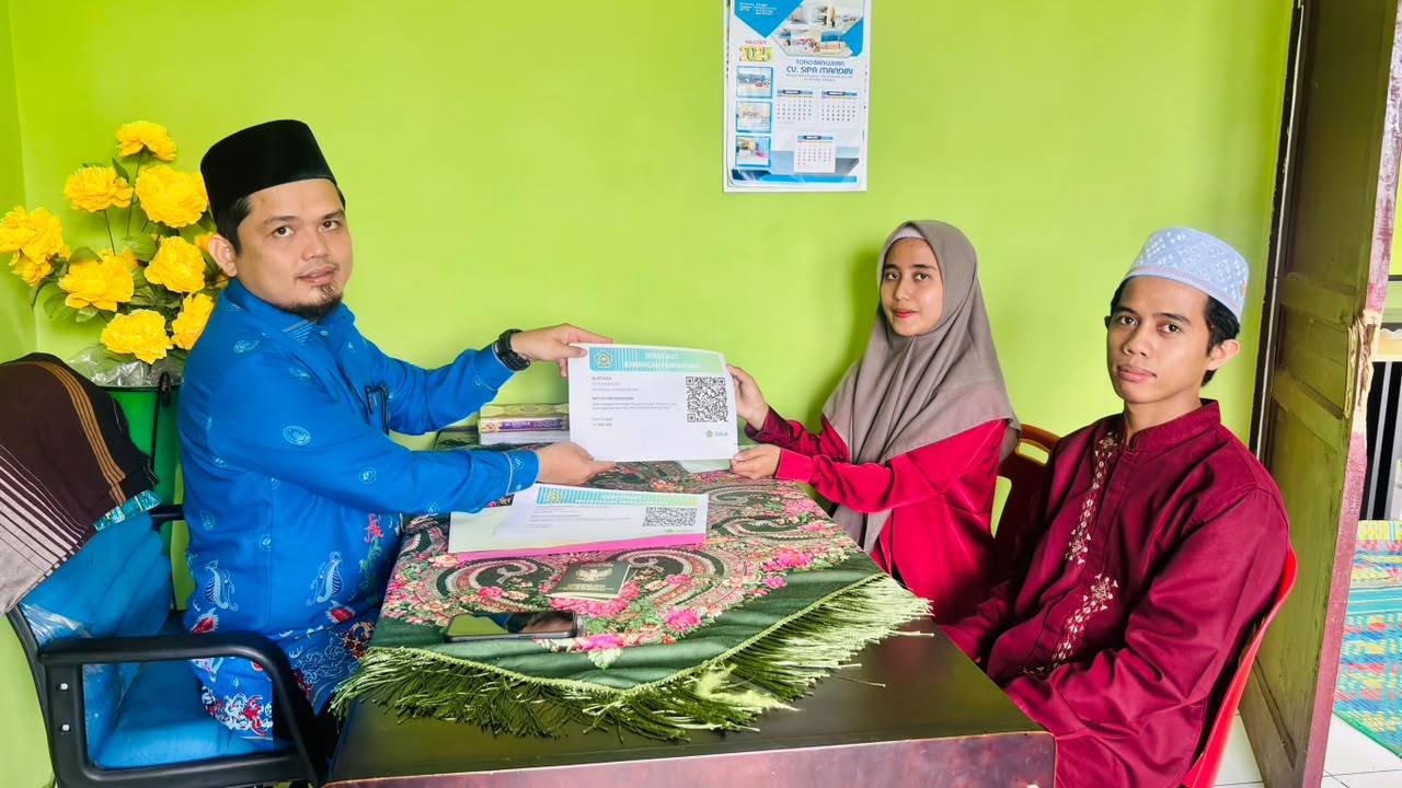 Serahkan Sertifikat Bimwin, Kepala KUA Pegagan Hilir Bekali Catin ‘Kompas’ Rumah Tangga