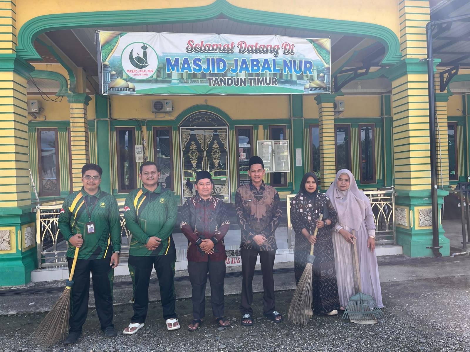 KUA Tandun Gelar Aksi Bersih-Bersih Masjid Jabal Nur Sambut Tahun Baru Hijriah 1448 H
