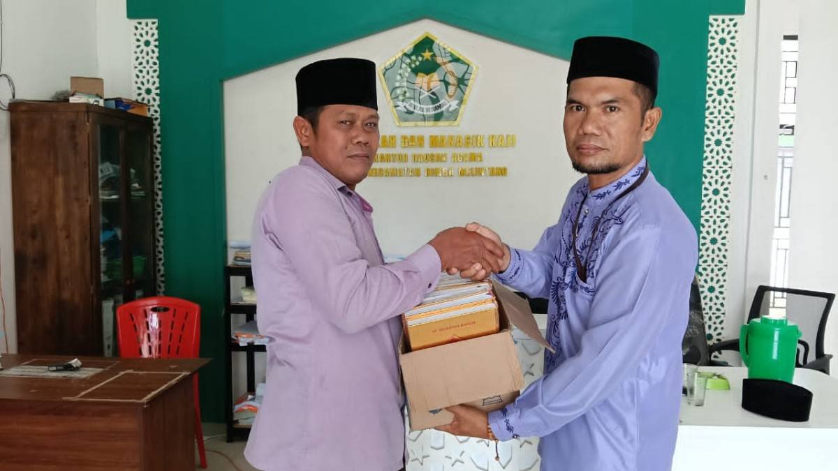 KUA Rimba Melintang Salurkan Infaq Al-Qur'an dari Catin Kepada TPQ Al-Hidayah