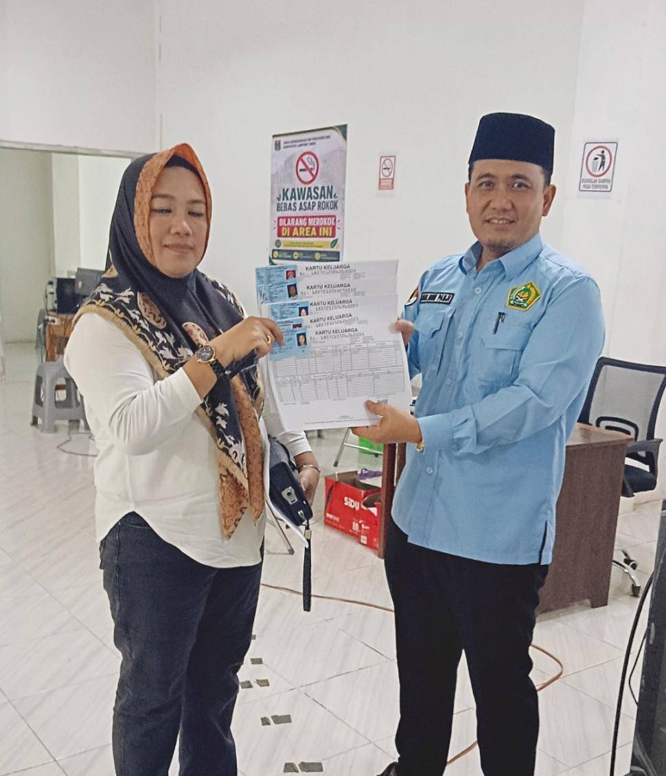 Lewat Kado Nikah Terpana KUA Labuhan Ratu Serahkan KTP dan KK Perubahan 