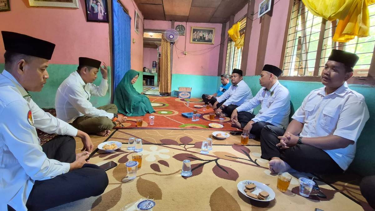 Sampaikan Duka Mendalam, Kepala KUA Koto Kampar Hulu Kunjungi Rumah Duka Personel PAI di Gunung Malelo