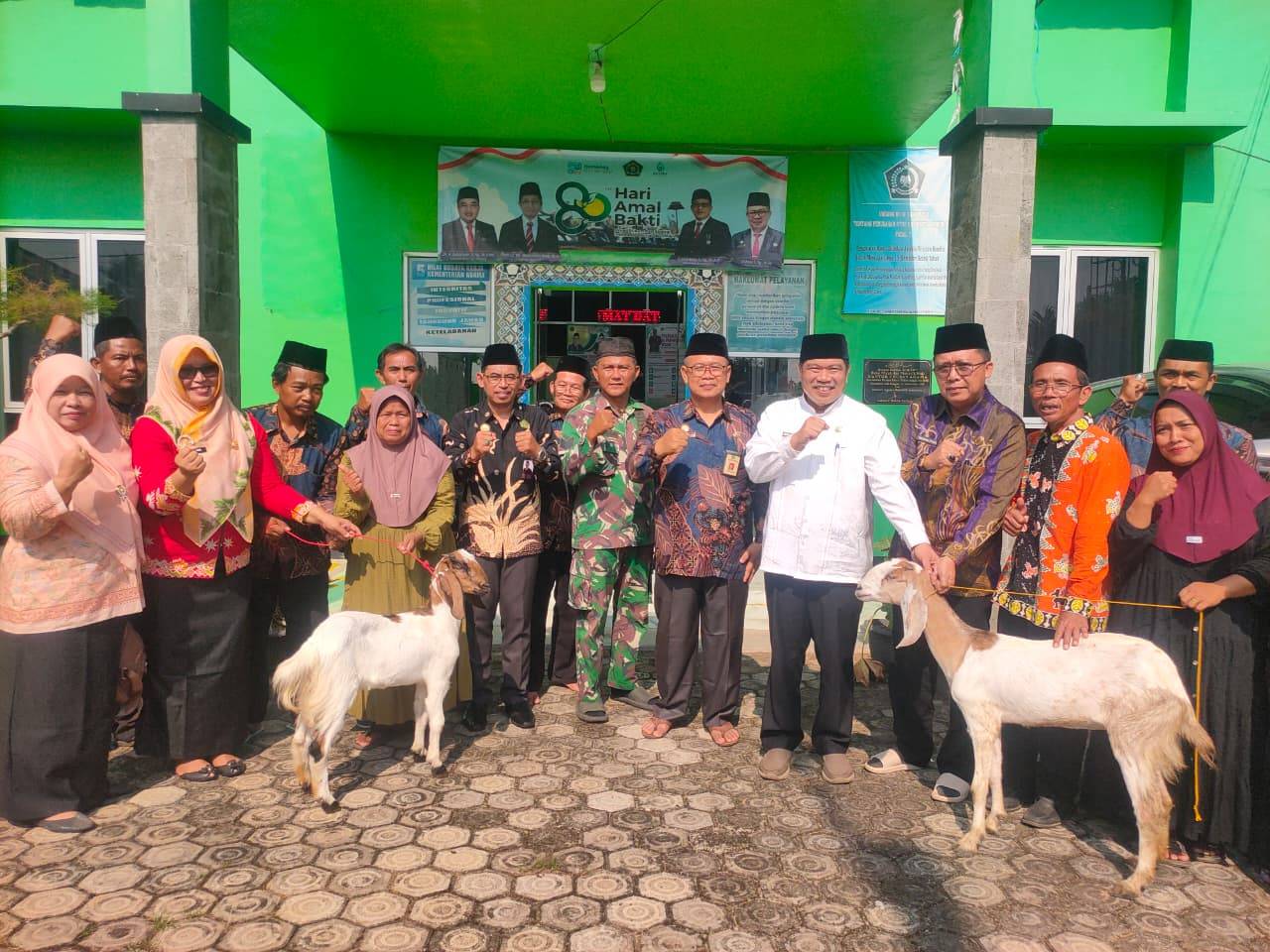 KUA Raman Utara Tebar Kepedulian, Santuni Yatim dan Salurkan Kambing Produktif