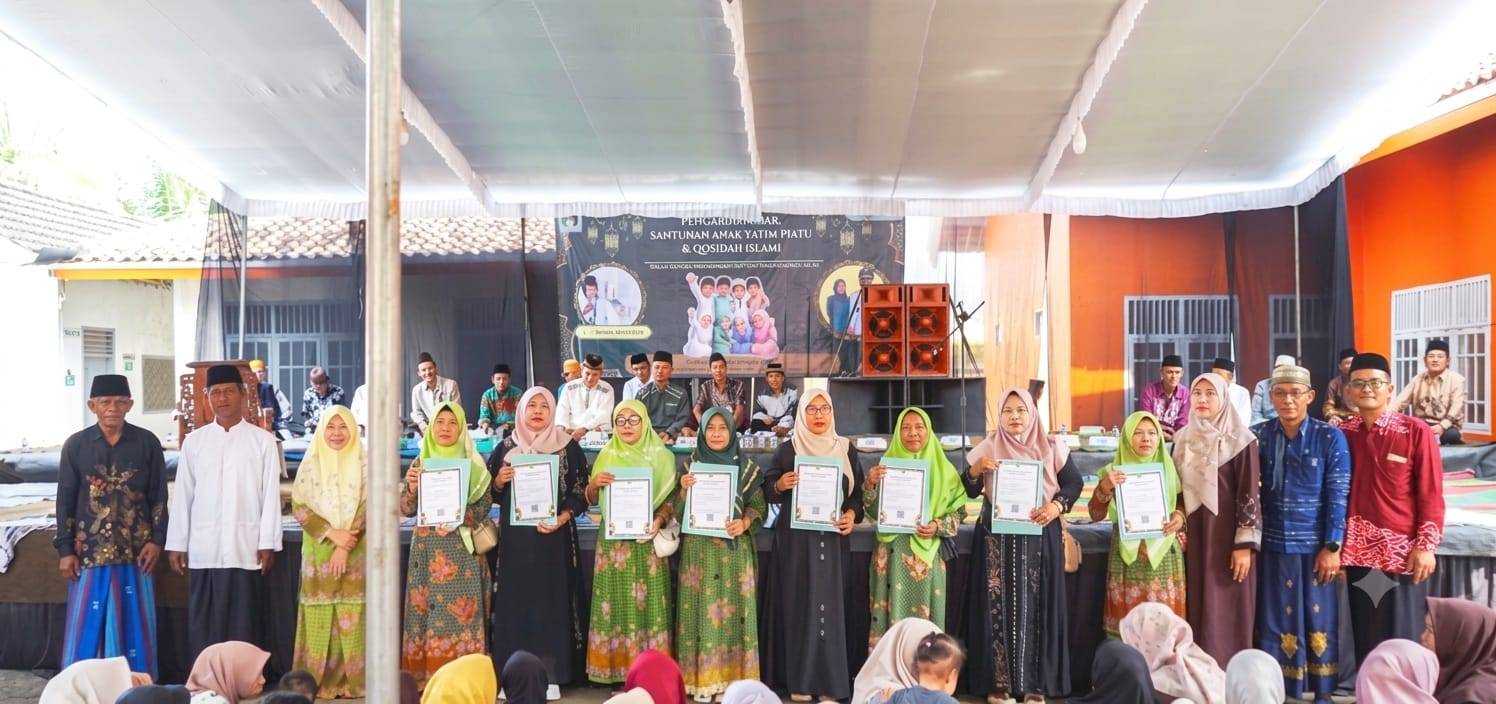 KUA Pasir Sakti Serahkan SKT Majelis Taklim pada Pengajian Akbar