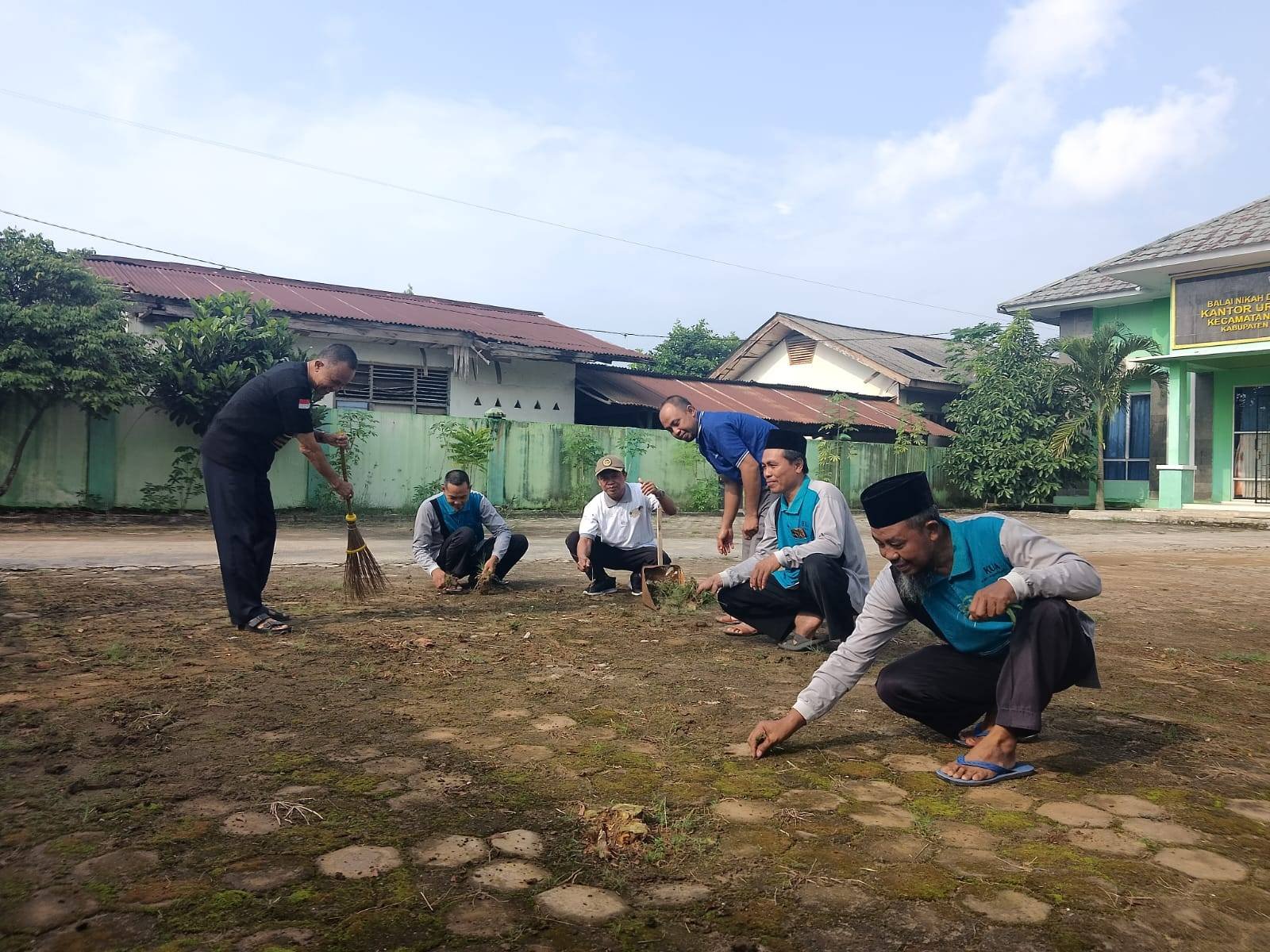 Jumat Berkah, KUA Purbolinggo Gotong Royong Ciptakan Lingkungan Kerja Asri