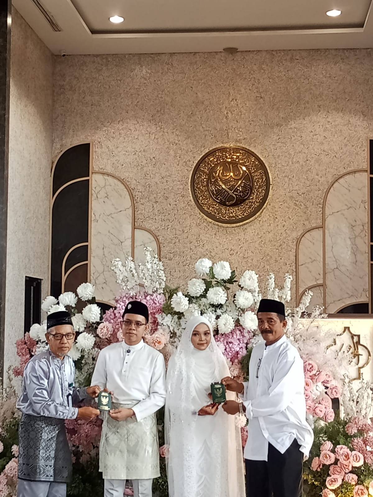 Ka. KUA  Pekanbaru Kota Pimpin Akad Nikah Naufal dan Regina Di Masjid Al Husna Kecamatan Marpyan Damai 