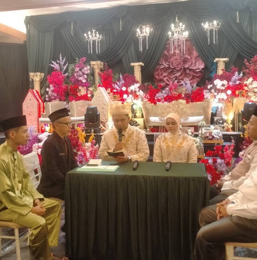 Pelaksanaan Akad Nikah Rizky dan Della Berjalan Lancar