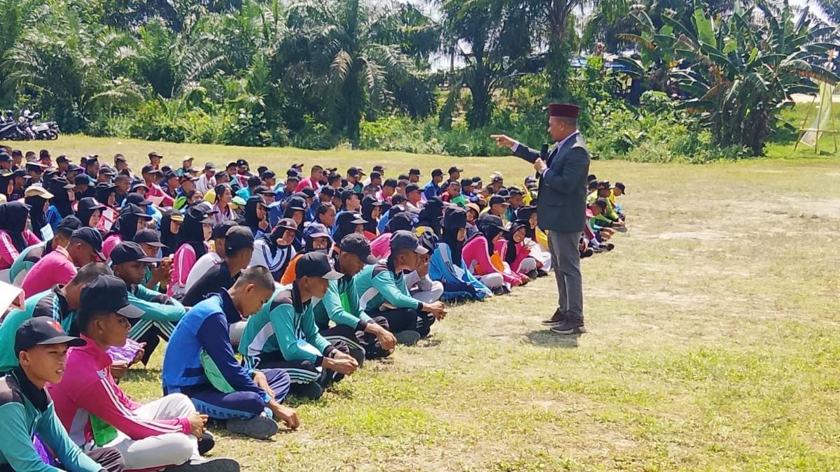 Bangun Karakter Generasi Unggul, Kepala KUA Bathin Solapan Berikan Motivasi kepada Siswa Baru SMKN 3 Mandau
