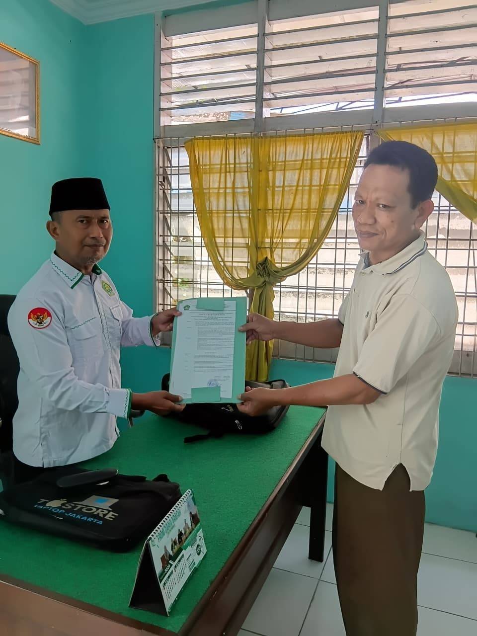 Kepala KUA Pancur Batu Serahkan SK BKM Masjid Al Muttaqin, Tekankan Penguatan Tata Kelola Masjid