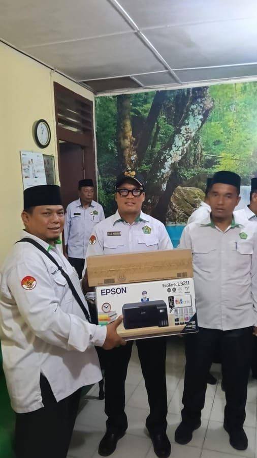 Dukung Peningkatan Pelayanan, KUA Sei Kepayang Terima Laptop dan Printer