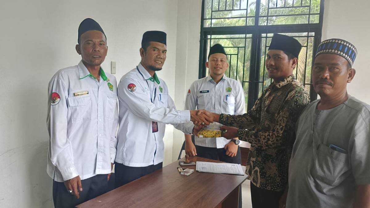 Wujud Kepedulian, KUA Rimba Melintang Bimbing Mualaf dan Serahkan Cendera Mata