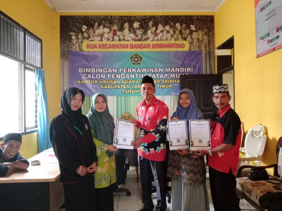 KUA Bandar Sribhawono Serahkan SKT, Perkuat Peran Majelis Taklim di Masyarakat