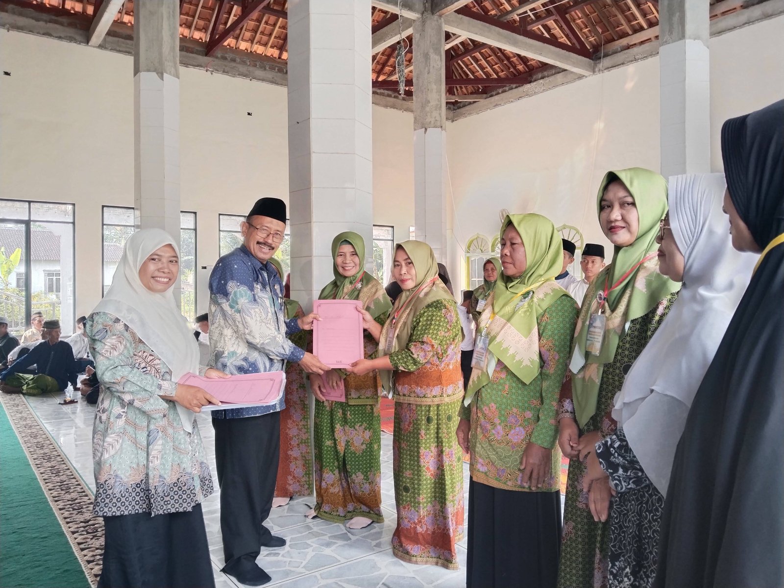 Kepala KUA Gadingrejo Serahkan Izin Operasional Tujuh Majelis Taklim