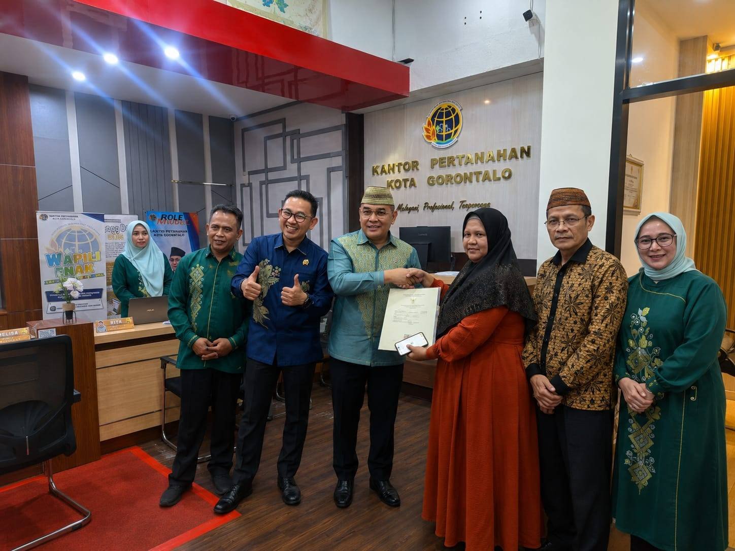 Wamen ATR/BPN Ossy Dermawan Serahkan Sertifikat Wakaf Masjid Nurul Yakin di Gorontalo, H. Marton Abdurrahman Dampingi Nazhir