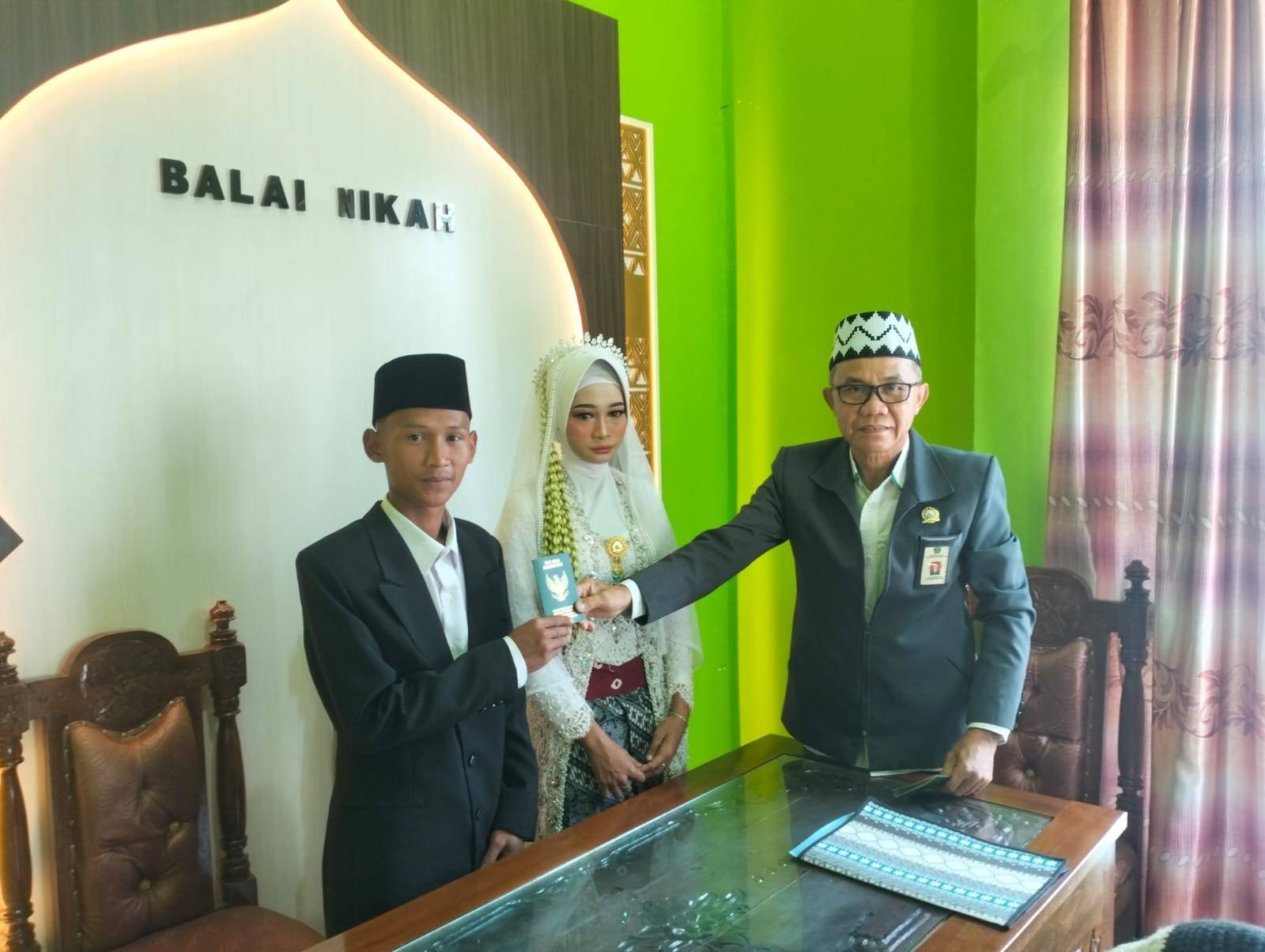 Kepala KUA Purbolinggo Pimpin Pencatatan Nikah Eki dan Widiya