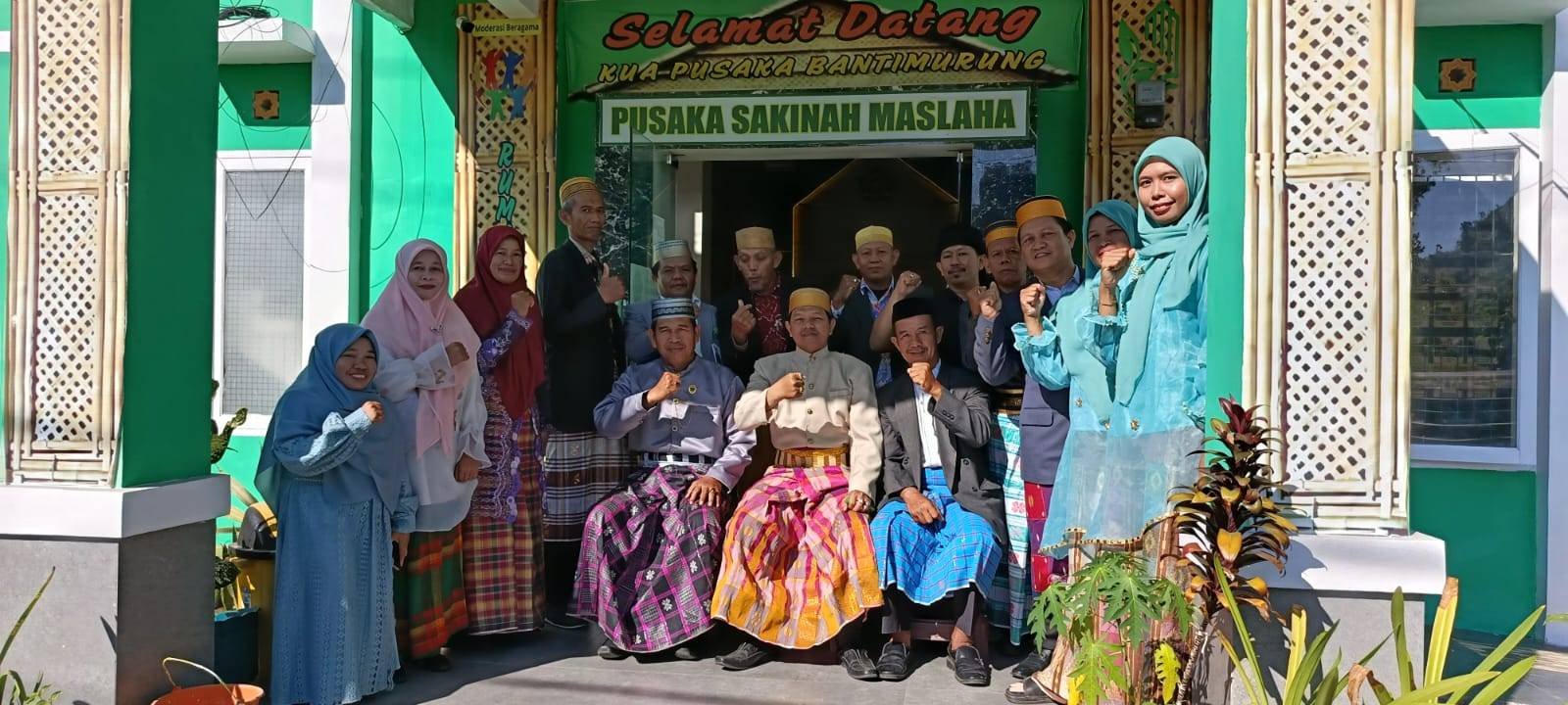 Semarakkan Hari Jadi ke-67 Kabupaten Maros: Merawat Tradisi, Menjemput Kemajuan, KUA Pusaka Bantimurung Kenakan Pakaian Adat Bugis-Makassar