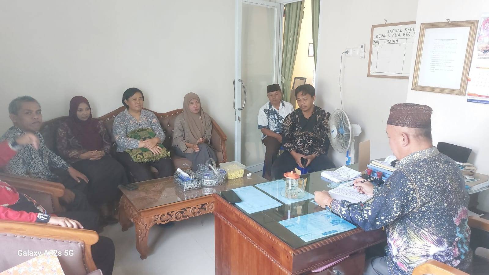 Kepala KUA Sekampung Pimpin Rapat Koordinasi Bersama Pegawai dan Staf