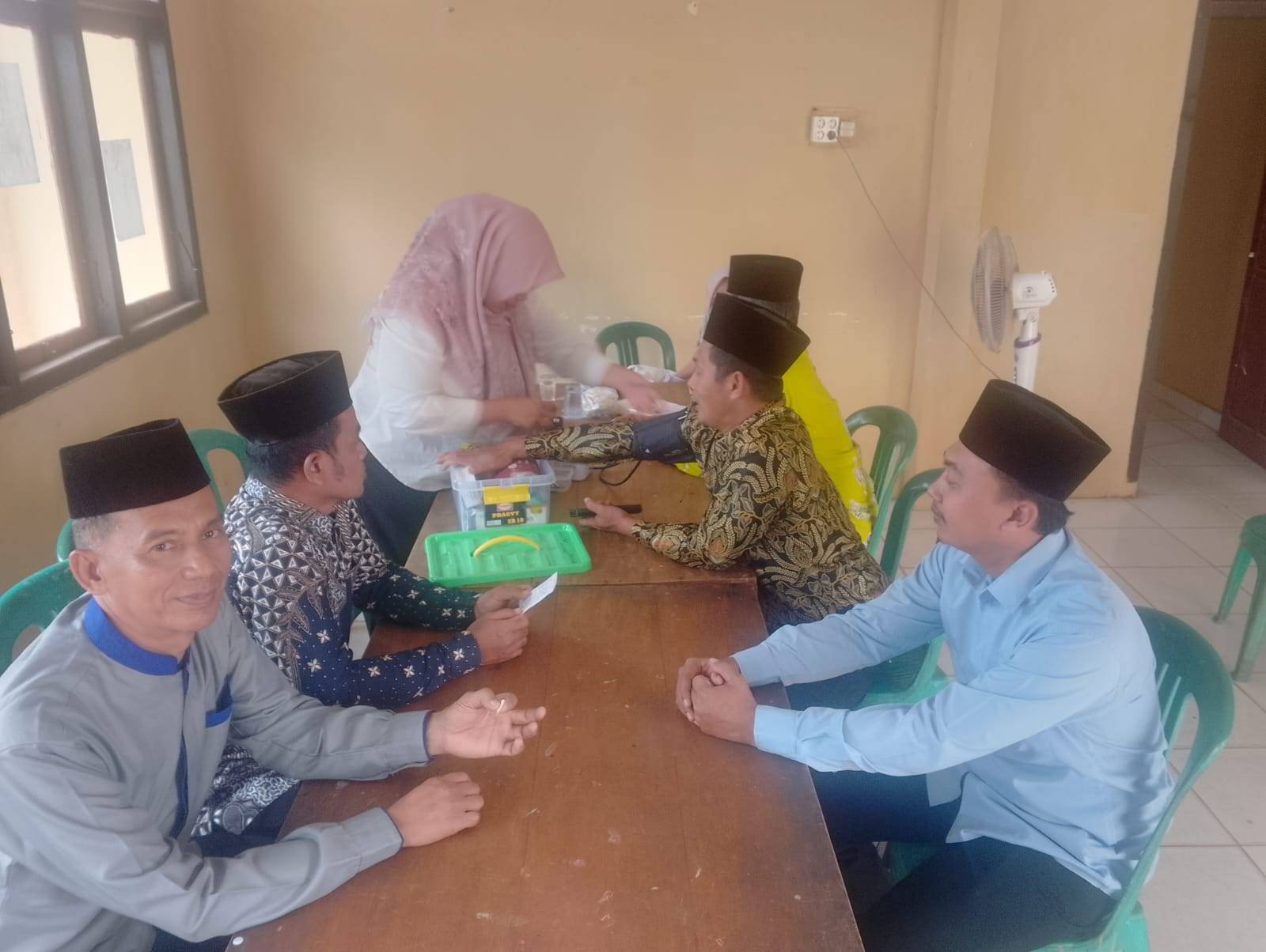 Deteksi Dini, Pegawai KUA Marga Tiga Ikuti Pemeriksaan Kesehatan Gratis