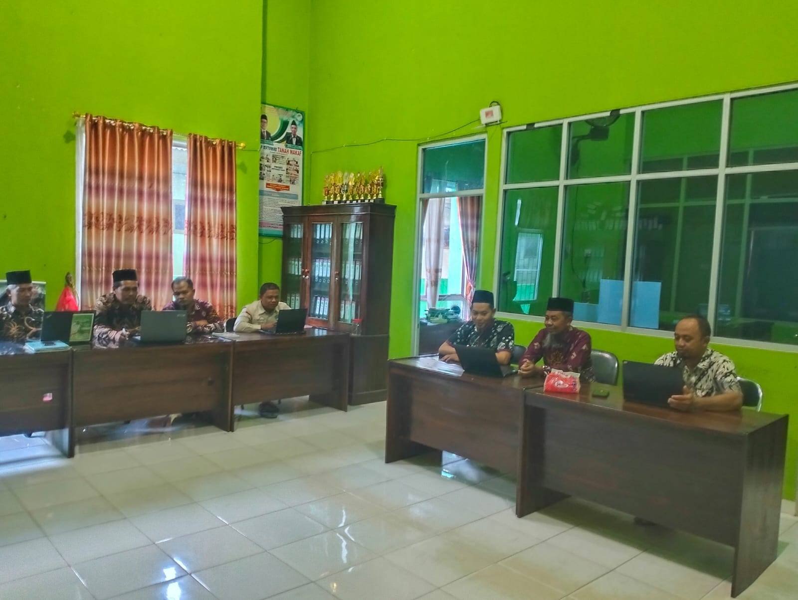Penghulu dan Penyuluh KUA Purbolinggo Dalami Verifikasi Arah Kiblat