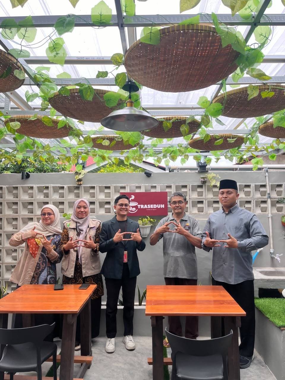 KUA Tualang Dampingi Pendamping Produk Halal Lakukan Visit Produk di Traseduh Coffee and Space
