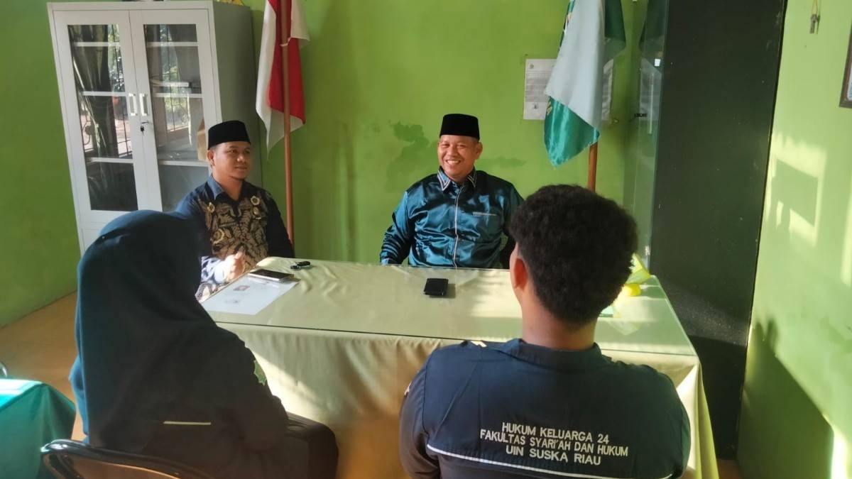 Suranto Terima Mahasiswa Magang UIN Suska Riau di KUA Kecamatan Ukui