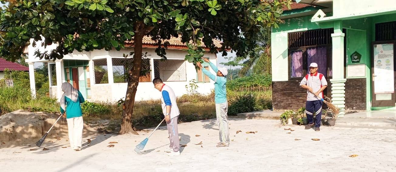 Dukung Gerakan Raden Intan ASRI, KUA Pasir Sakti Gelar Jumat Bersih