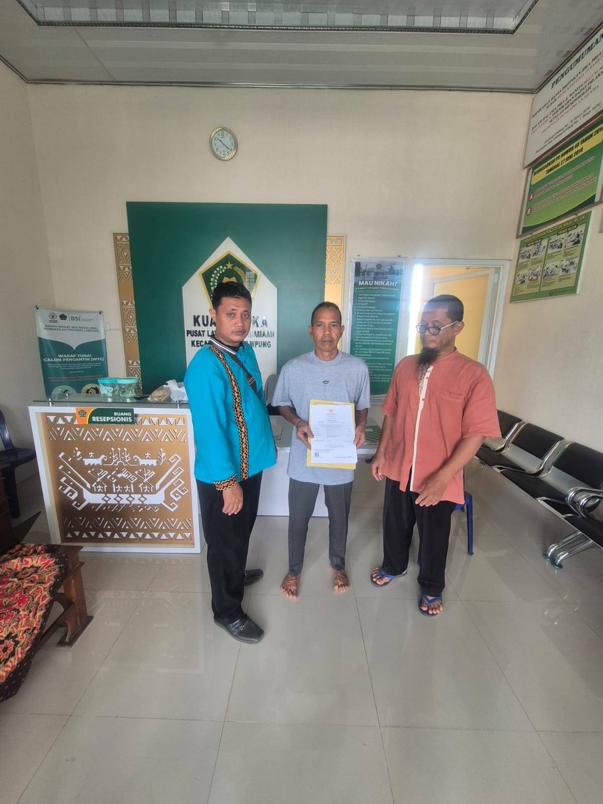 KUA Sekampung Serahkan Sertifikat Halal kepada Pelaku Usaha Produksi Tempe di Desa Hargomulyo