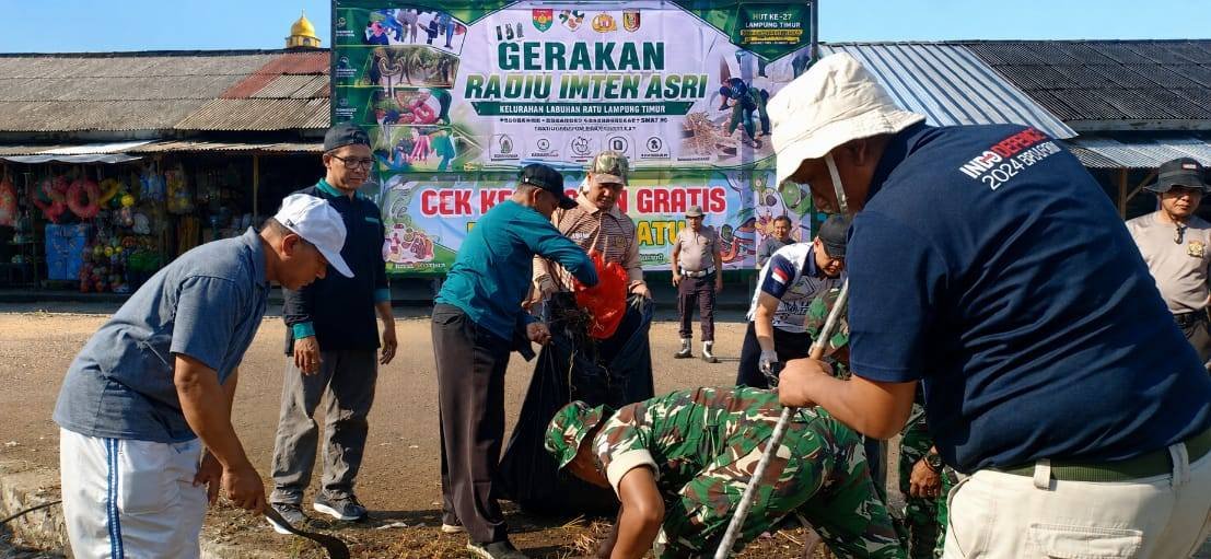 Semangat RADEN INTAN ASRI: FORKOPIMCAM Labuhan Ratu Bersatu dalam Korve Bersama di Pasar Tridatu