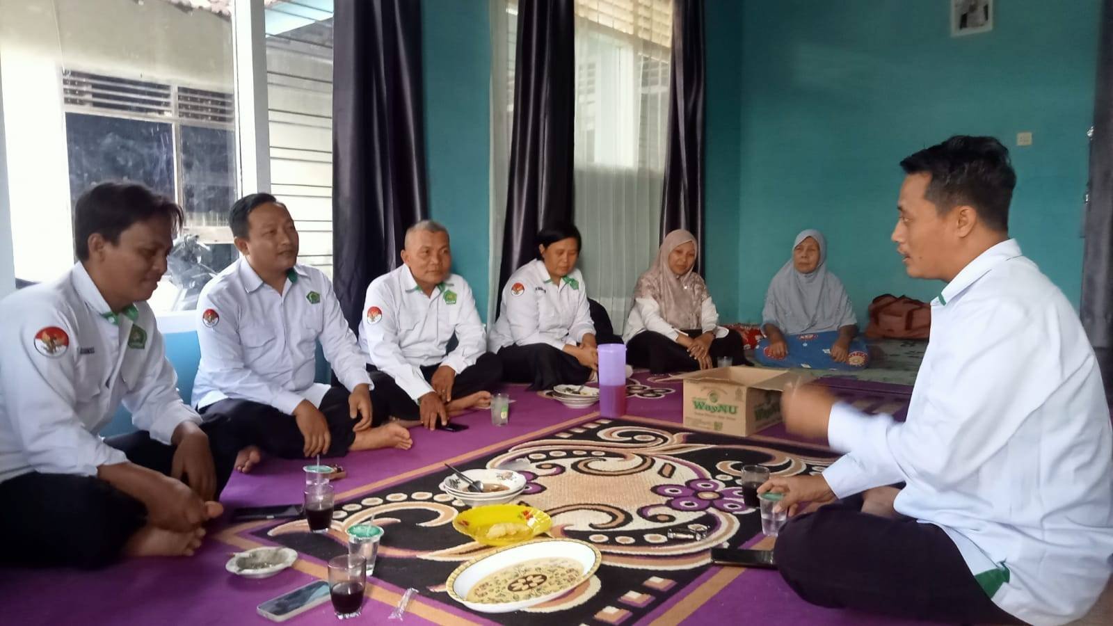 Jajaran Pegawai KUA Sekampung Laksanakan Takziah Hari Kedua ke Rumah Duka Orang Tua Penyuluh Agama Islam 