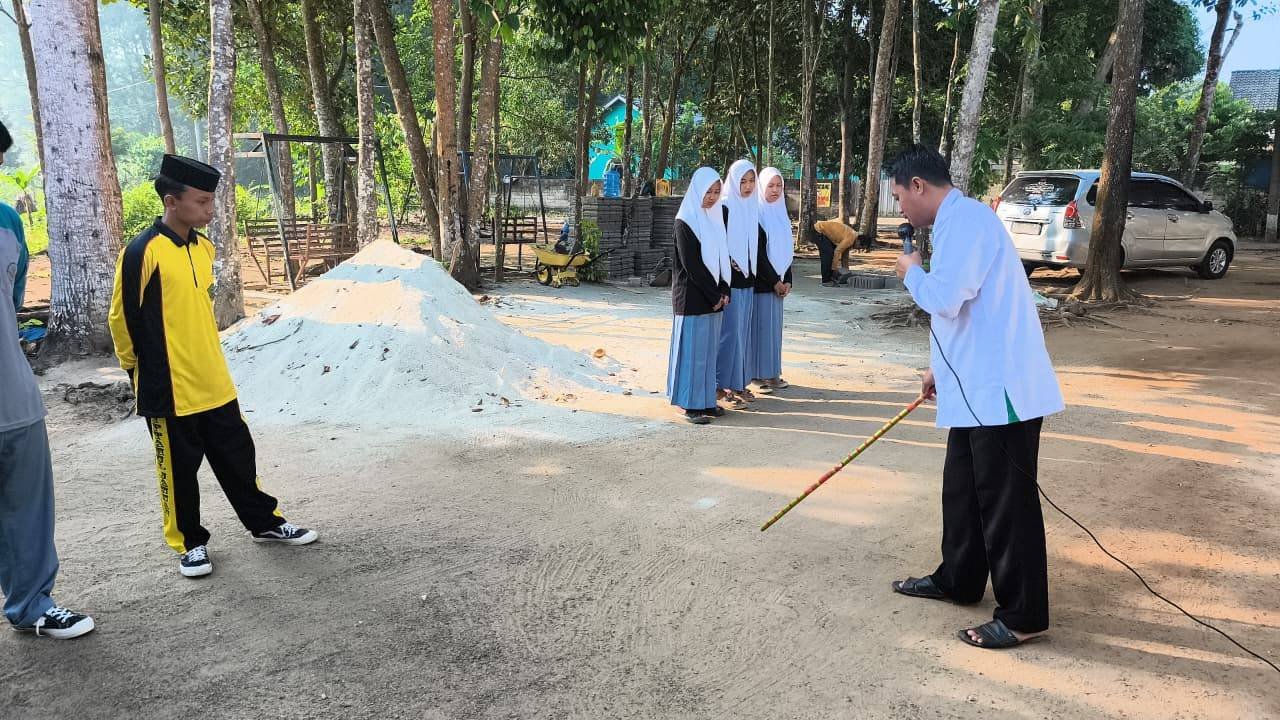 Penyuluh Agama Islam KUA Sekampung Sosialisasikan Rashdul Kiblat di SMK Inbatul Karomah Sumber Gede
