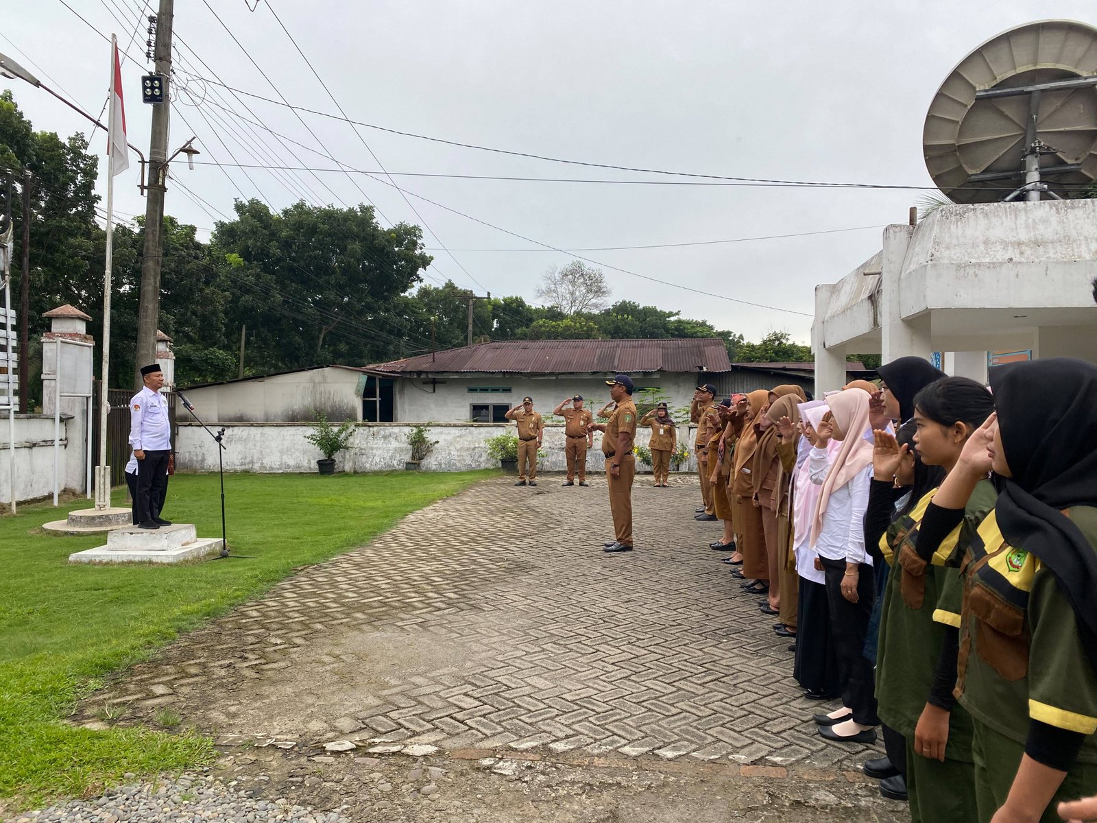 Pembina Apel Gabungan, Kepala KUA Salapian Sampaikan Sosialisasi Gerakan Nasional Indonesia Berkiblat