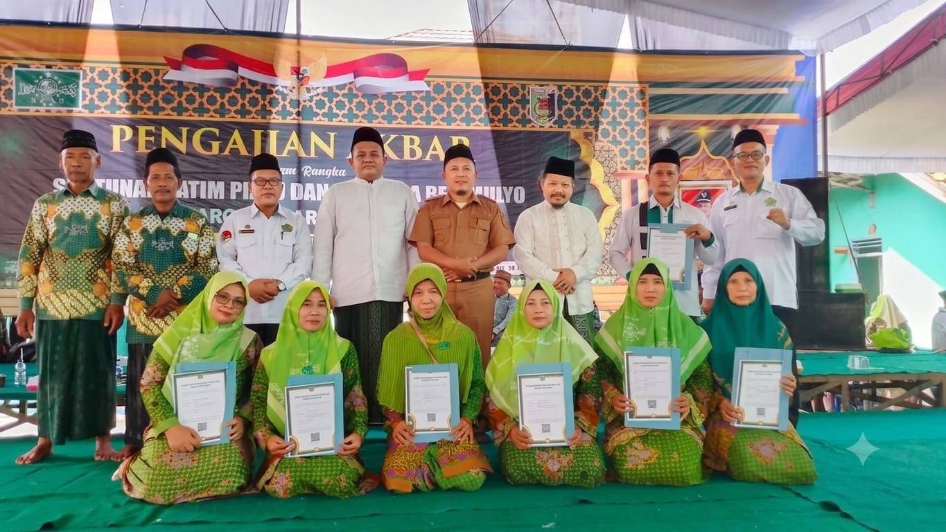 Pengajian Akbar, KUA Pasir Sakti Serahkan SK Majelis Taklim 