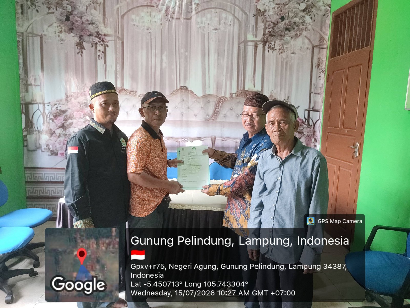 Kepala KUA Gunung Pelindung Menyerahkan AIW kepada Nazir Desa Pempen