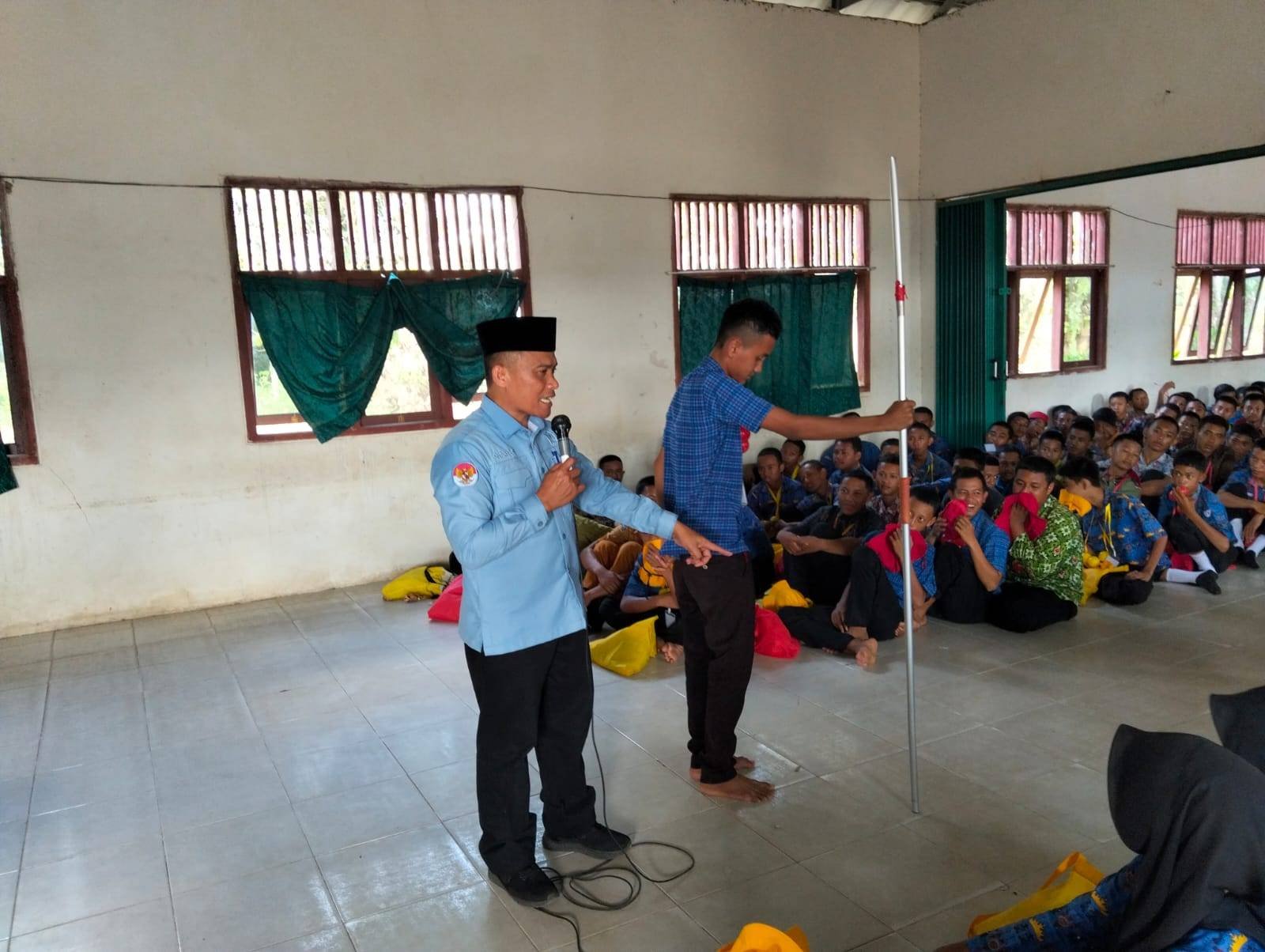 Kepala KUA Melinting Bekali Siswa SMA Negeri 1 Melinting melalui Program BRUS dan Rashdul Kiblat 