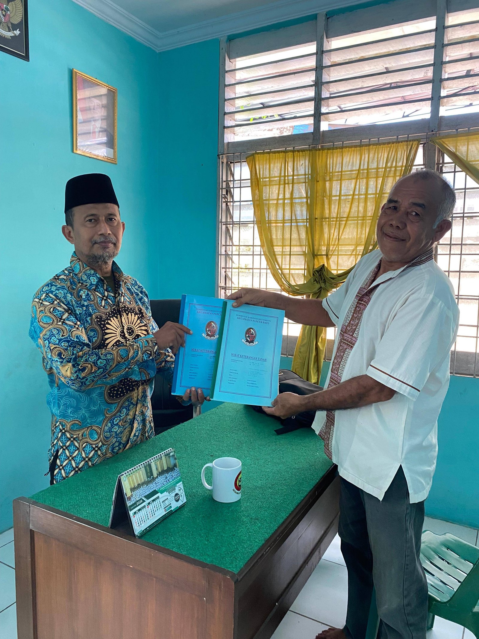 Percepat Sertifikat Wakaf, KUA Pancur Batu Serahkan Dokumen Tanah Masjid Mimroida