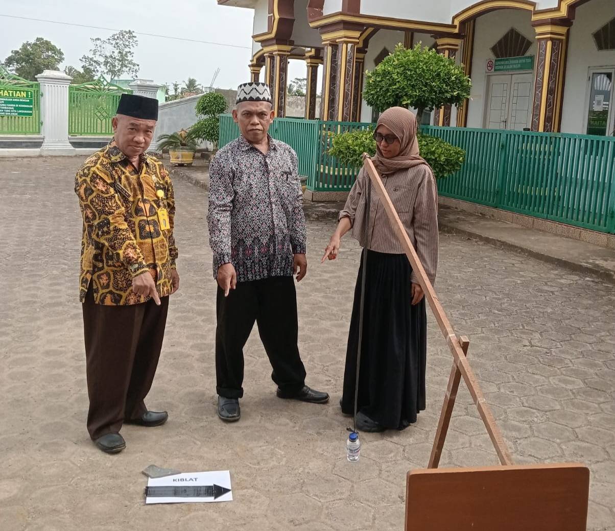 KUA Sekampung Laksanakan Rashdul Kiblat di Masjid Harumain