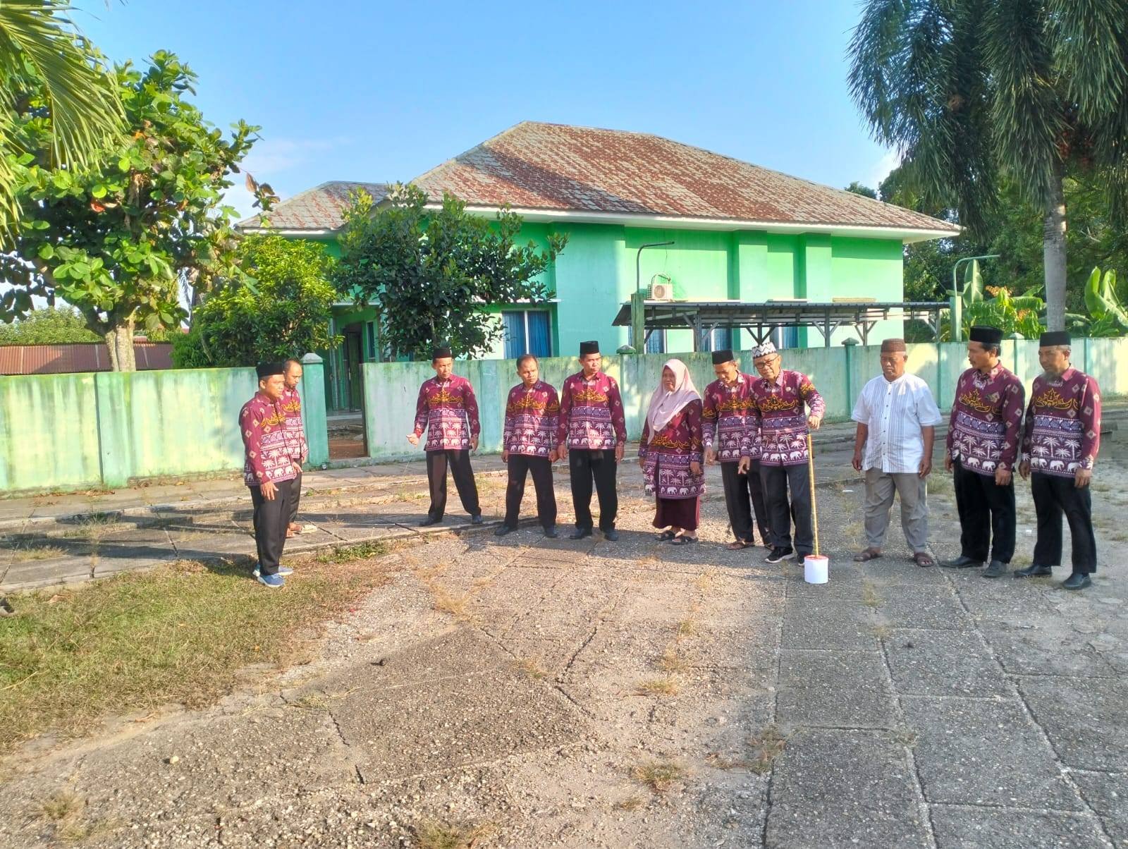 KUA Purbolinggo Laksanakan Rashdul Kiblat di Halaman Masjid Besar Al Falah Purbolinggo