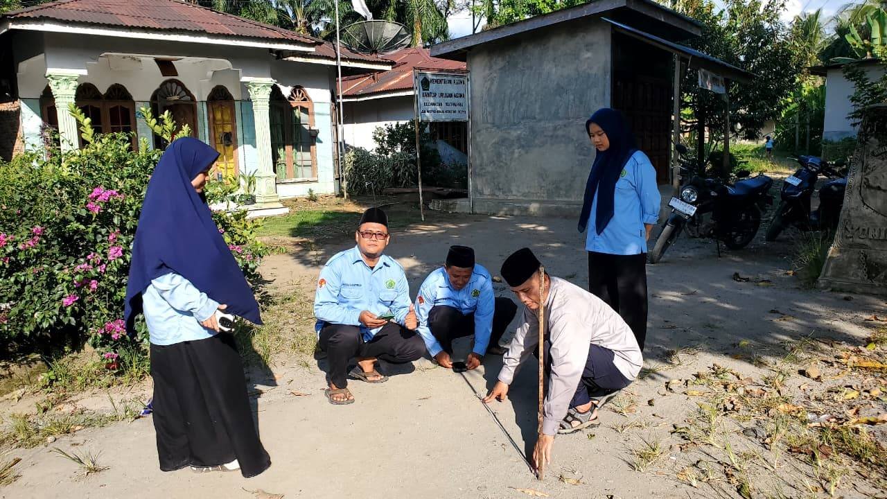 Laksanakan Instruksi Menteri Agama RI, PLT Ka. KUA Laksanakan Pengukuran Arah Kiblat Kantor KUA Kutambaru Saat Peristiwa Rashdul Kiblat