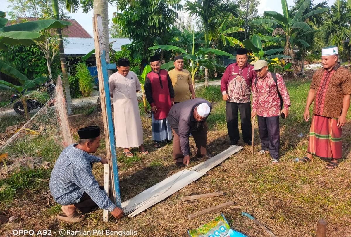 Manfaatkan Momentum Rashdul Kiblat, KUA Bengkalis Pastikan Arah Kiblat Lokasi Pembangunan Masjid At-Taufiq
