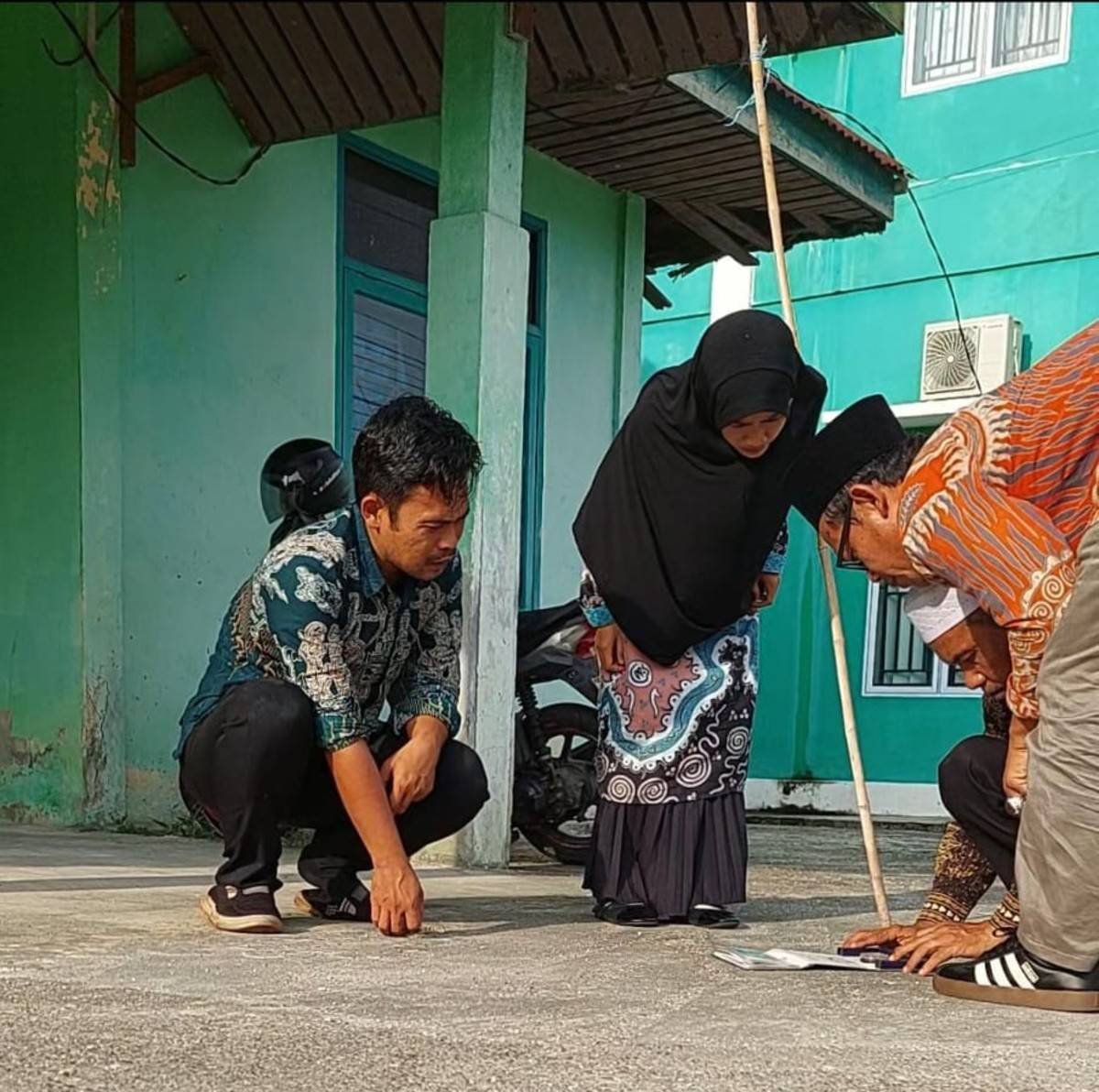 Dukung Gerakan Indonesia Berkiblat, Kepala KUA Bukit Batu Pimpin Langsung Pelaksanaan Rashdul Kiblat