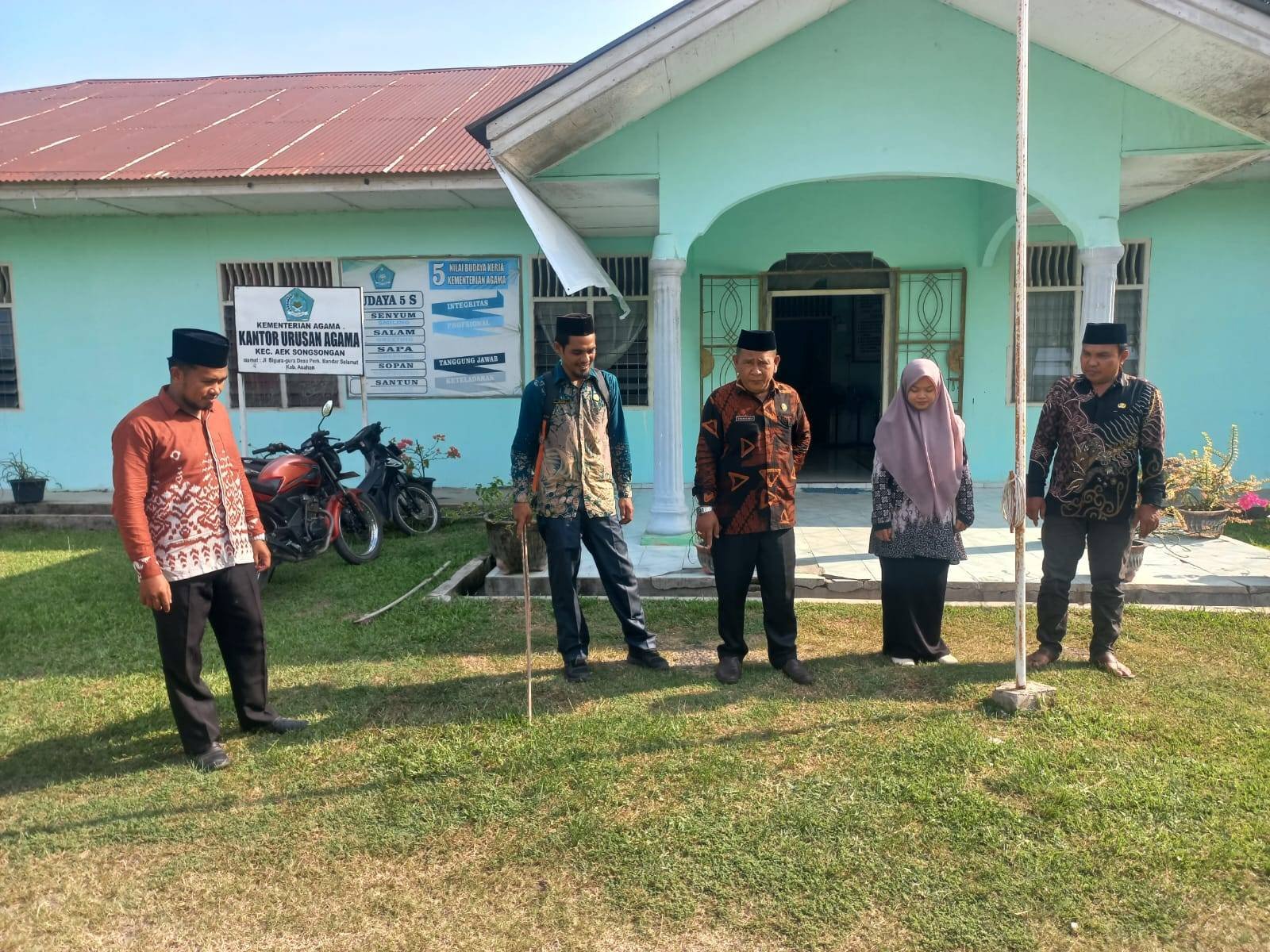 Pastikan Akurasi Arah Kiblat, KUA Aek Songsongan Turun Langsung Layani Masyarakat