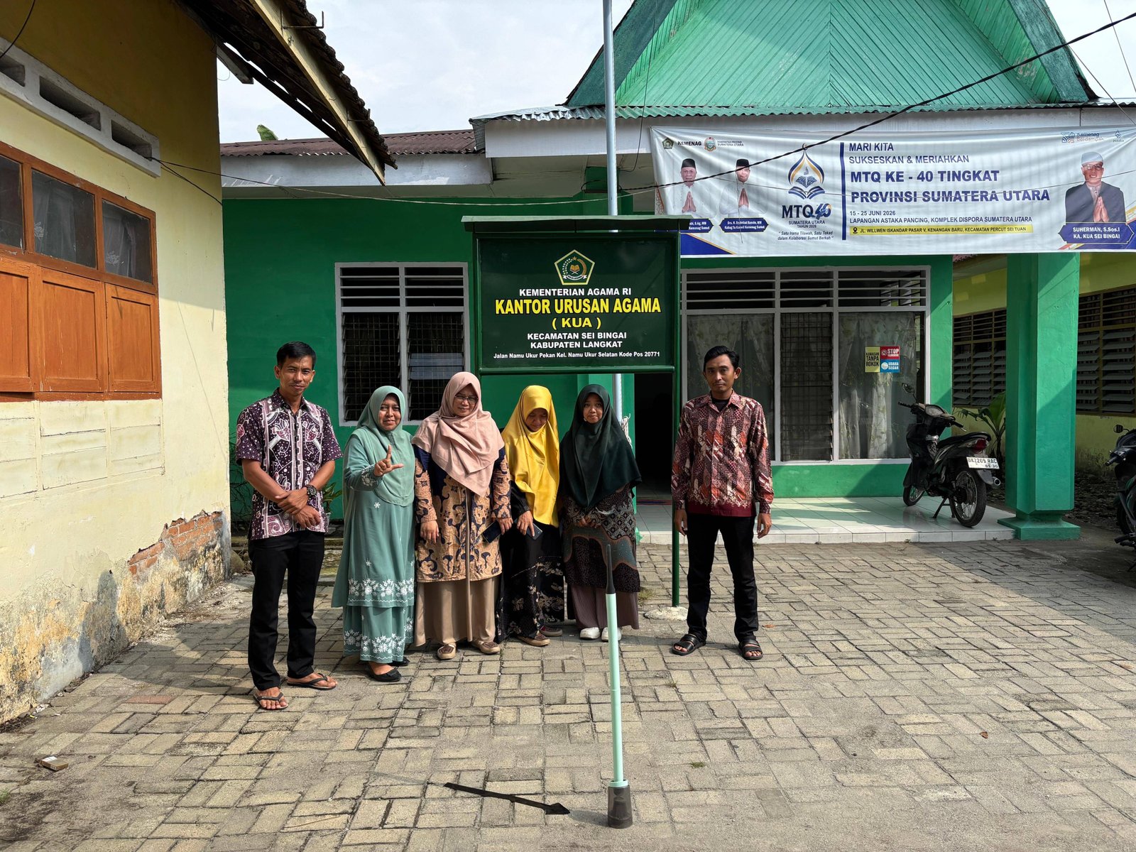 Tindaklanjuti Instruksi Menteri Agama RI, Kepala KUA dan Staf laksanakan Pengukuran Arah Kiblat Kantor KUA Sei Bingai pada Peristiwa Rashdul Kiblat