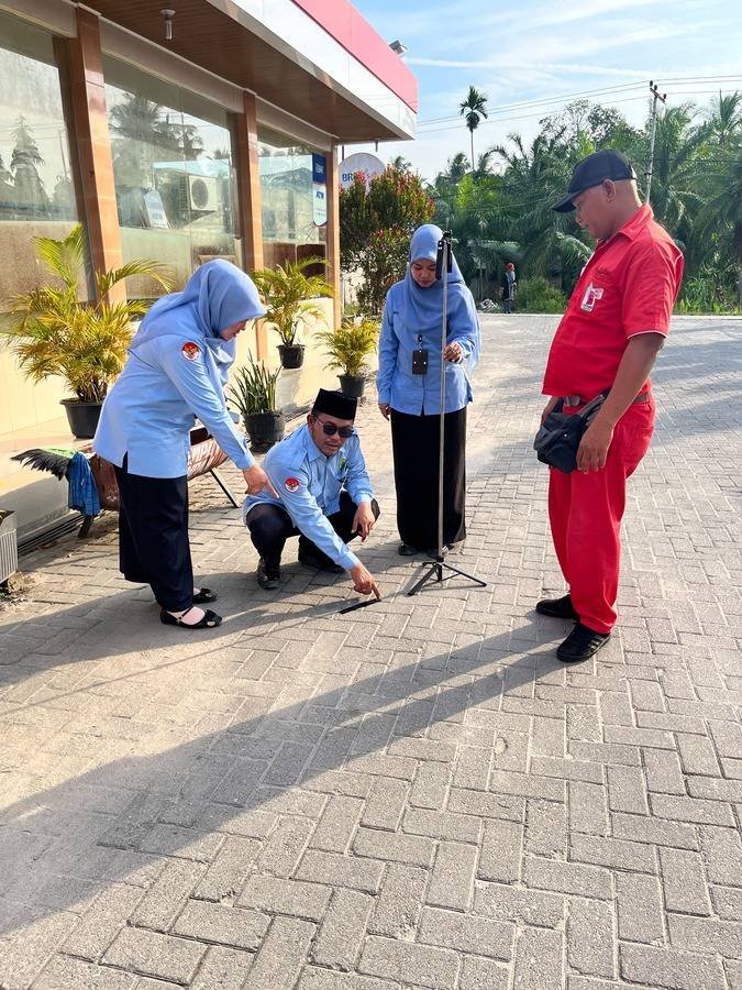 Penghulu KUA Sei Kepayang Bersama Tim Lakukan Pengukuran Arah Kiblat di Mushala SPBU Sei Kepayang